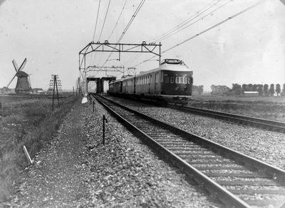 222780 Afbeelding van twee gekoppelde treinstellen mat. 1935 ( Hoek van Hollanders ) van de N.S. ter hoogte van de brug ...
